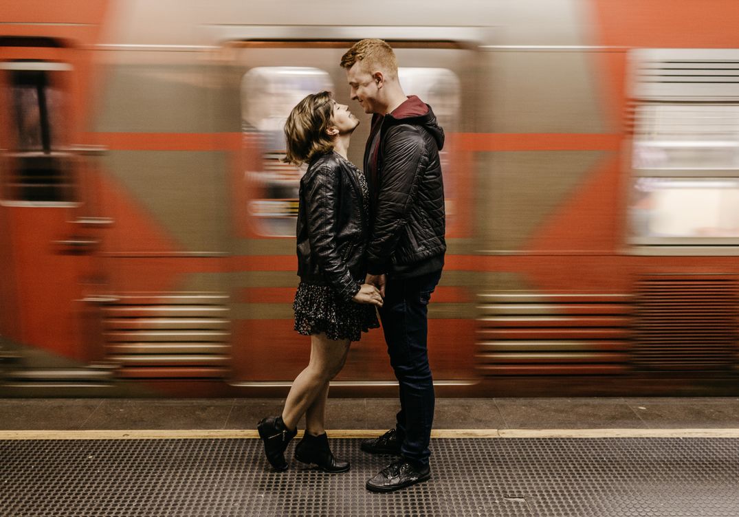 Online dating: starting a conversation on a niche platform