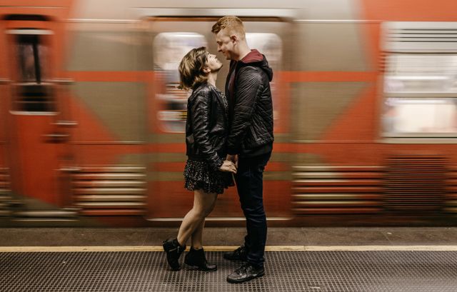 Online dating: starting a conversation on a niche platform