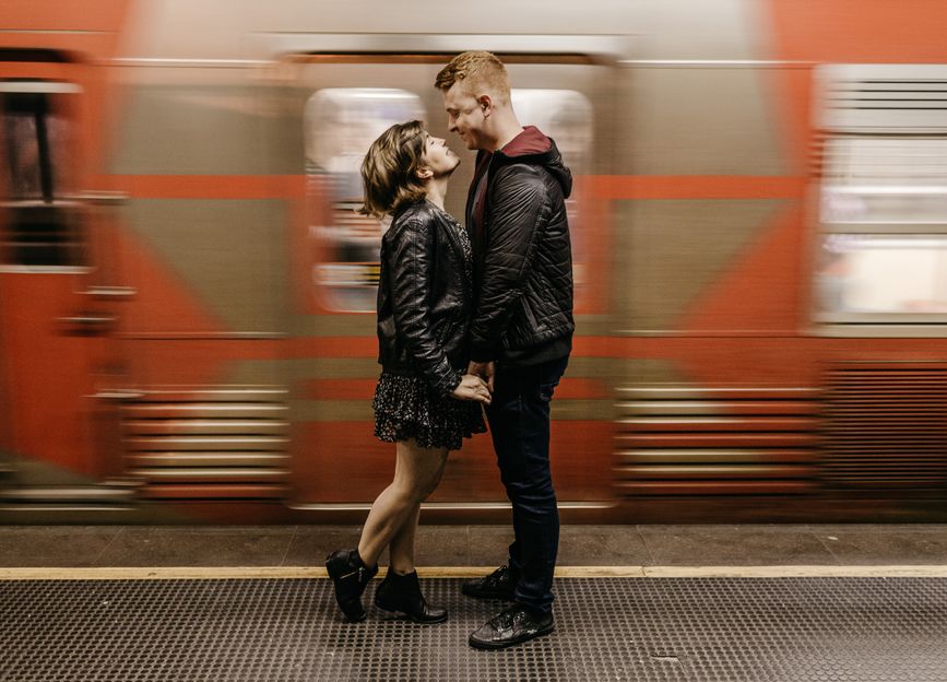 Online dating: starting a conversation on a niche platform