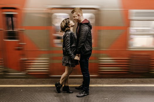 一对夫妇在火车站拥抱，象征着爱在运动中
