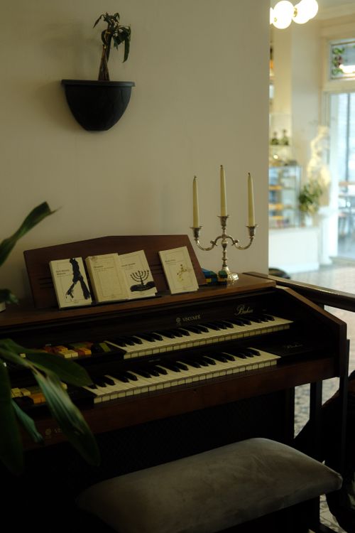 Free A vintage electronic piano in a cozy room with decor and warm ambiance. Stock Photo