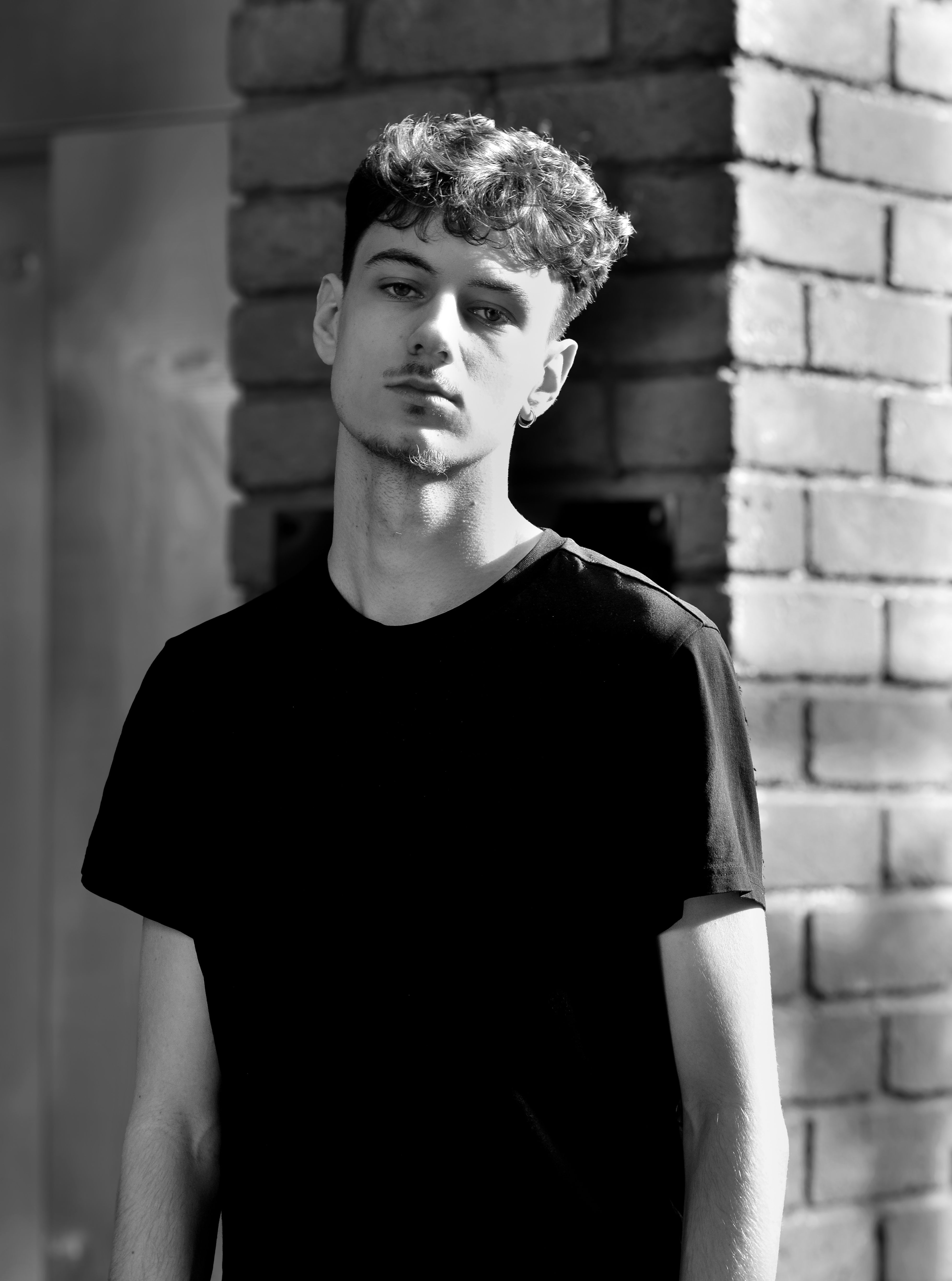 Retrato En Blanco Y Negro De Un Joven Al Aire Libre · Foto de stock ...
