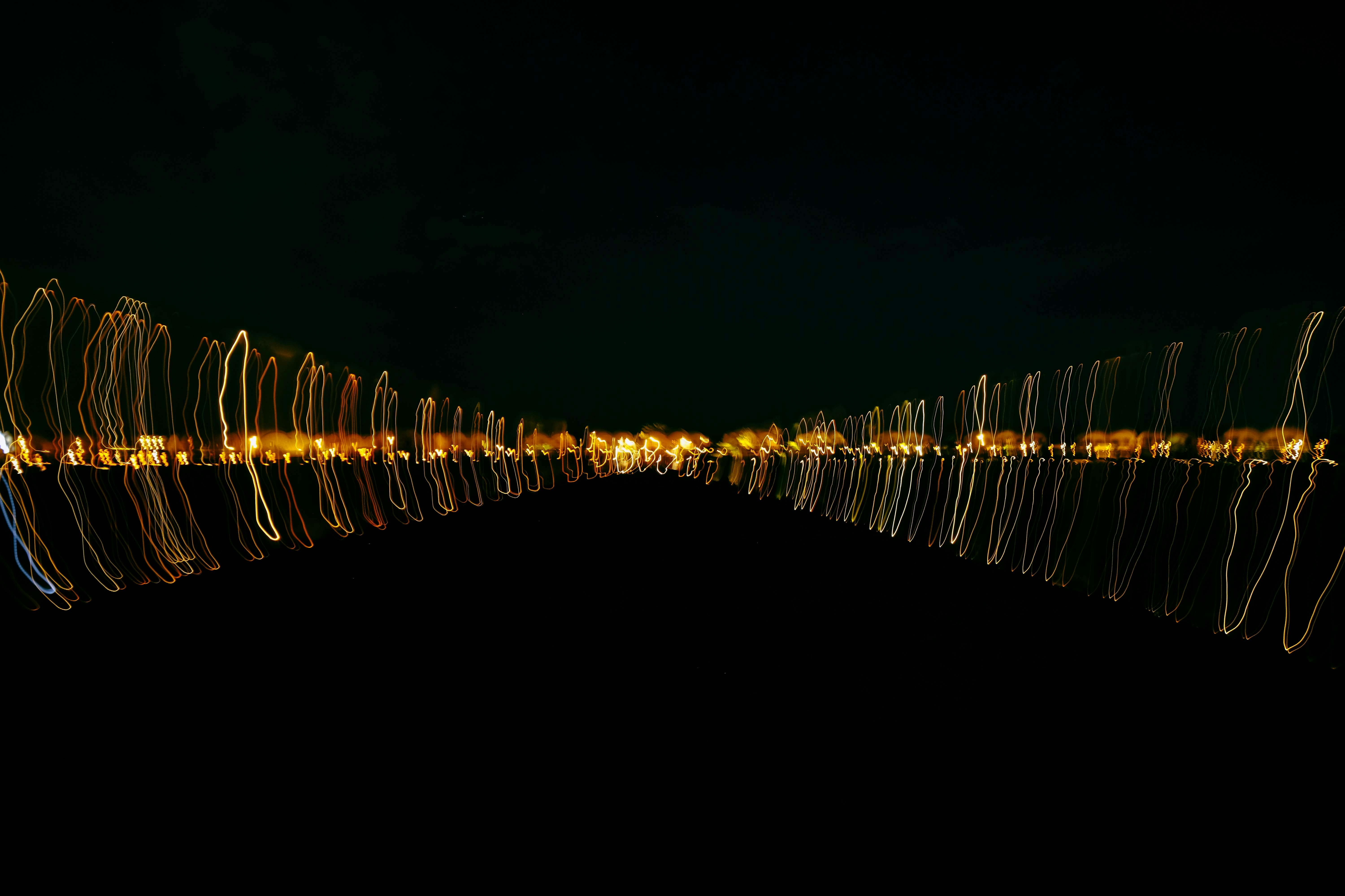 夜间灯光形成的抽象图案变得模糊，营造出动态的视觉效果