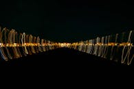 夜间灯光形成的抽象图案变得模糊，营造出动态的视觉效果