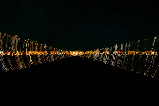 夜间灯光形成的抽象图案变得模糊，营造出动态的视觉效果