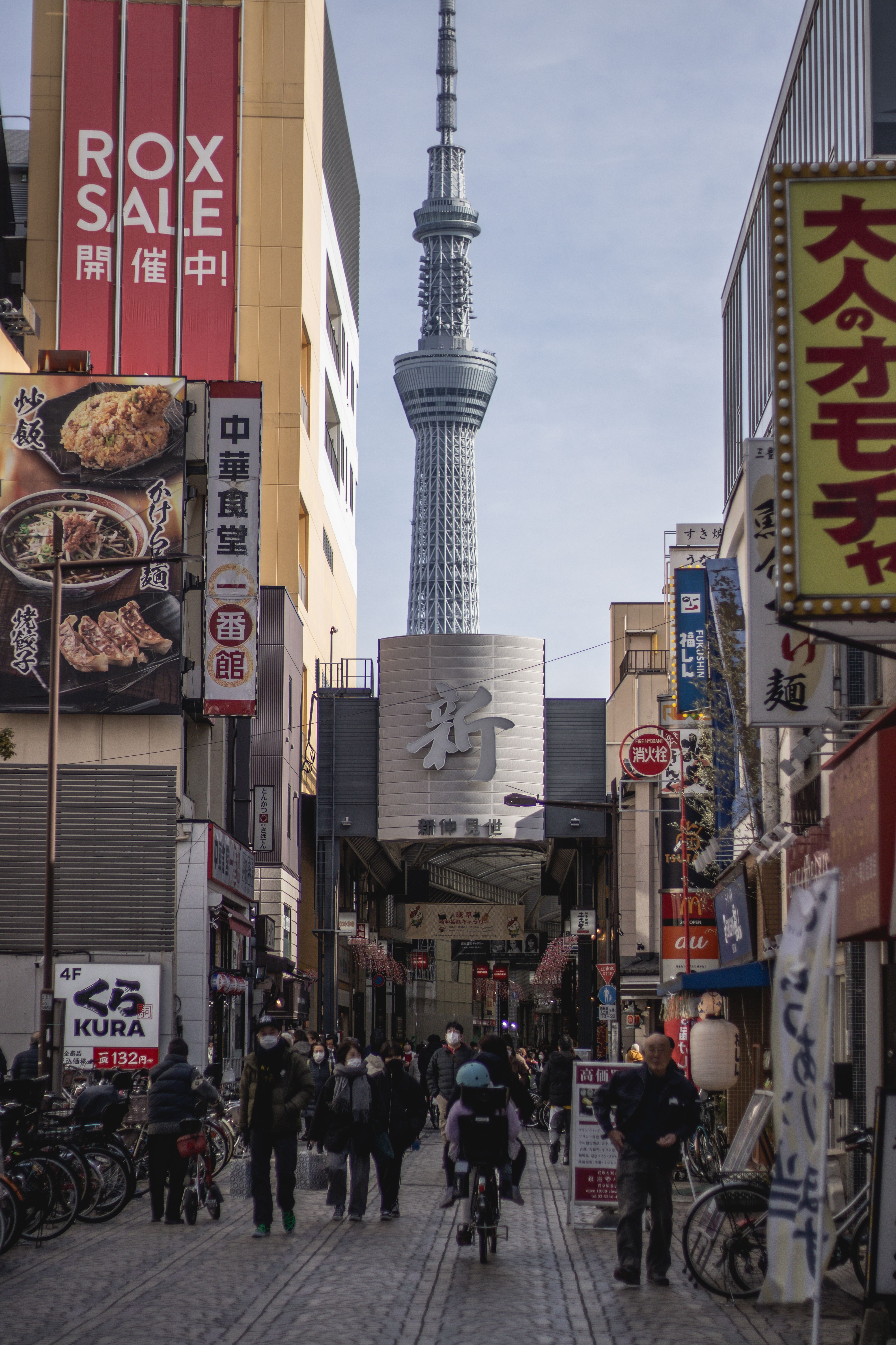 Pemandangan Jalanan Yang Ramai Dengan Pemandangan Menara Osaka · Foto ...