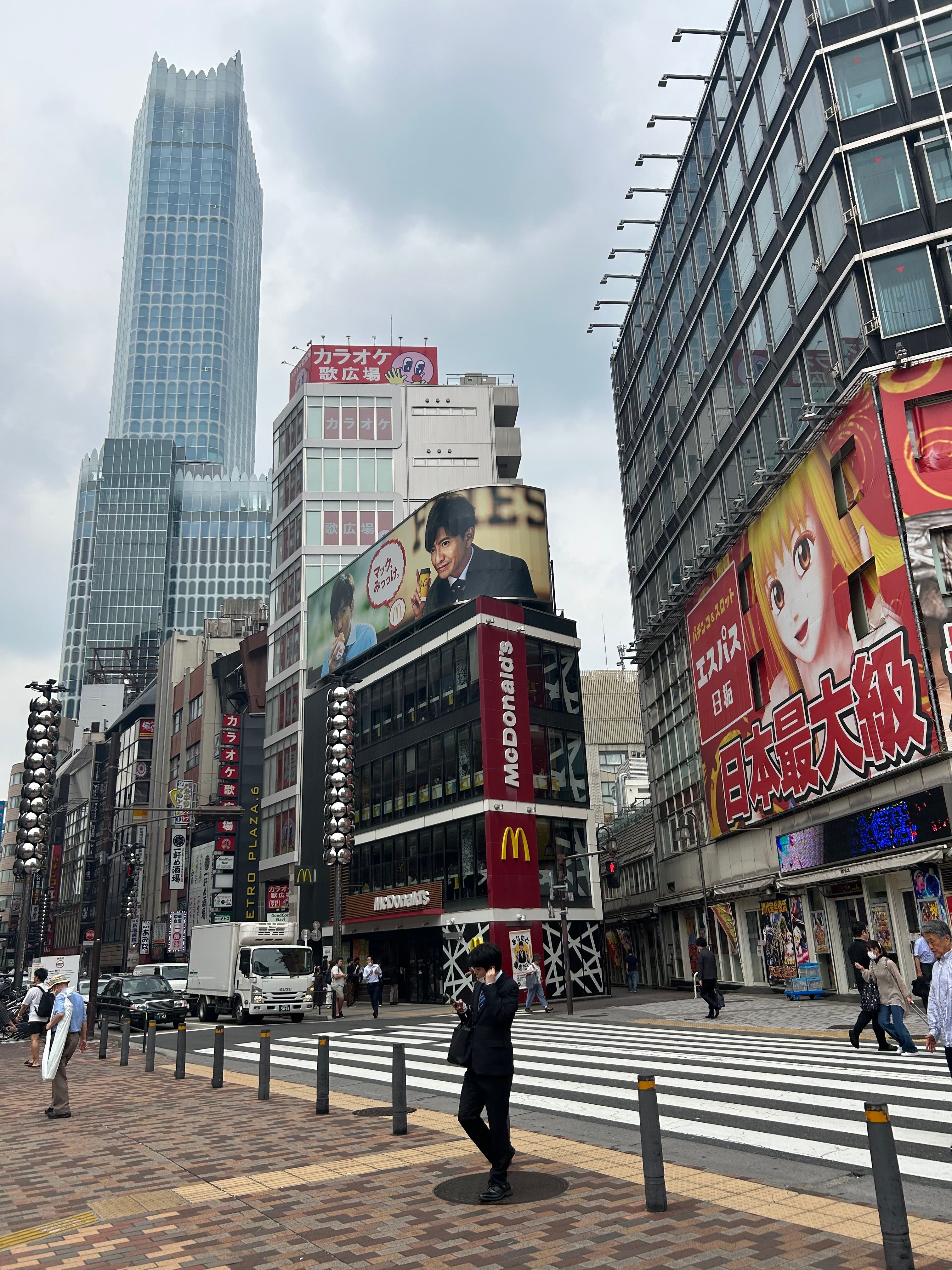 Jalanan Ramai Di Shinjuku, Tokyo Dengan Gedung Pencakar Langit · Foto ...