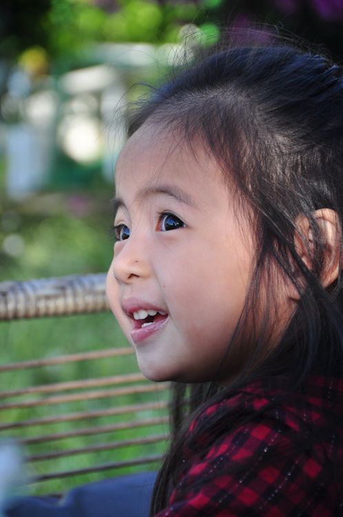 Niño Asiático Alegre Sonriendo Al Aire Libre · Foto de stock gratuita