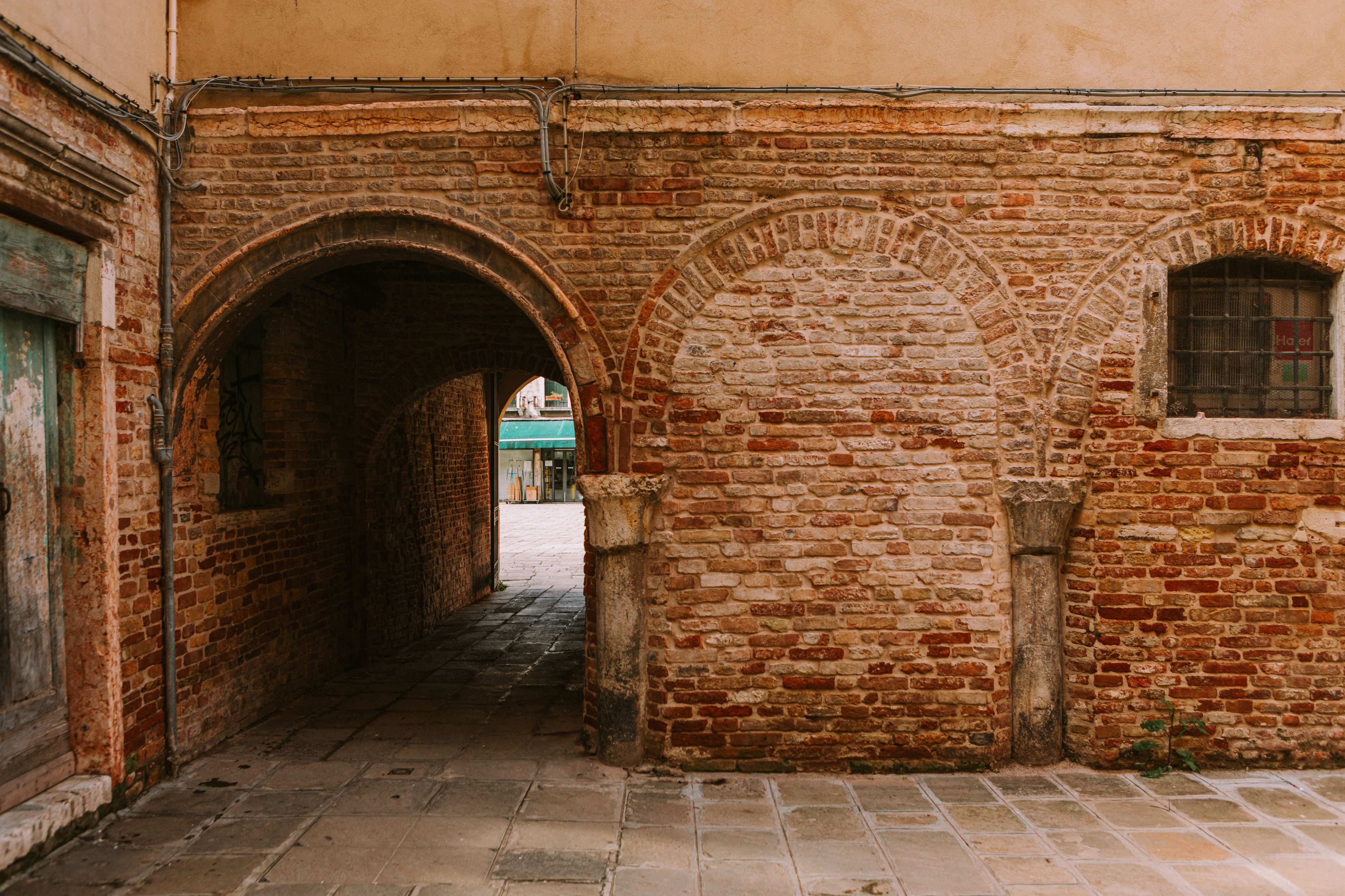 Venice narrow alley passage