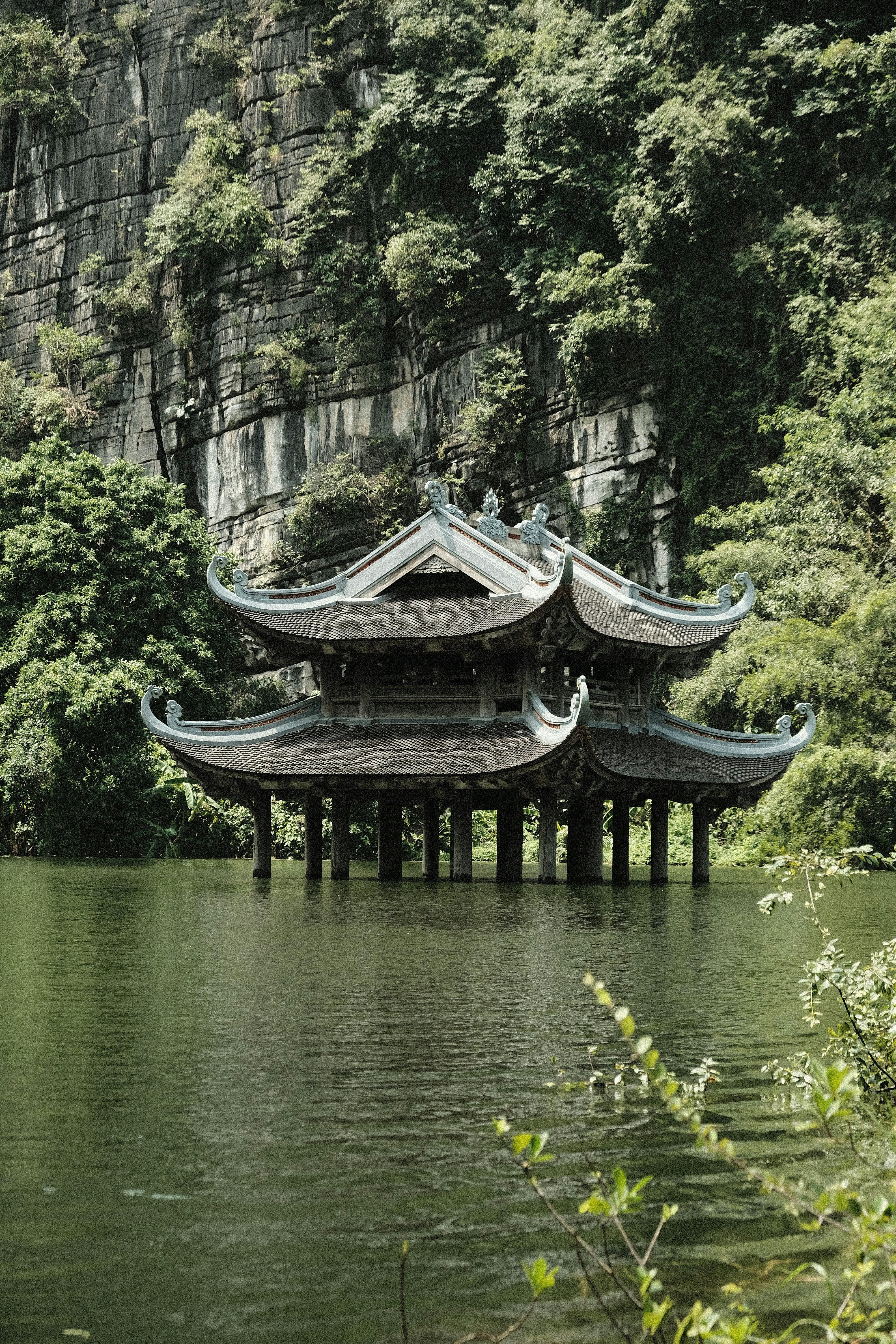 宁静的亚洲展馆周围环绕着郁郁葱葱的绿色植物和宁静的水域，非常适合旅行和建筑主题。