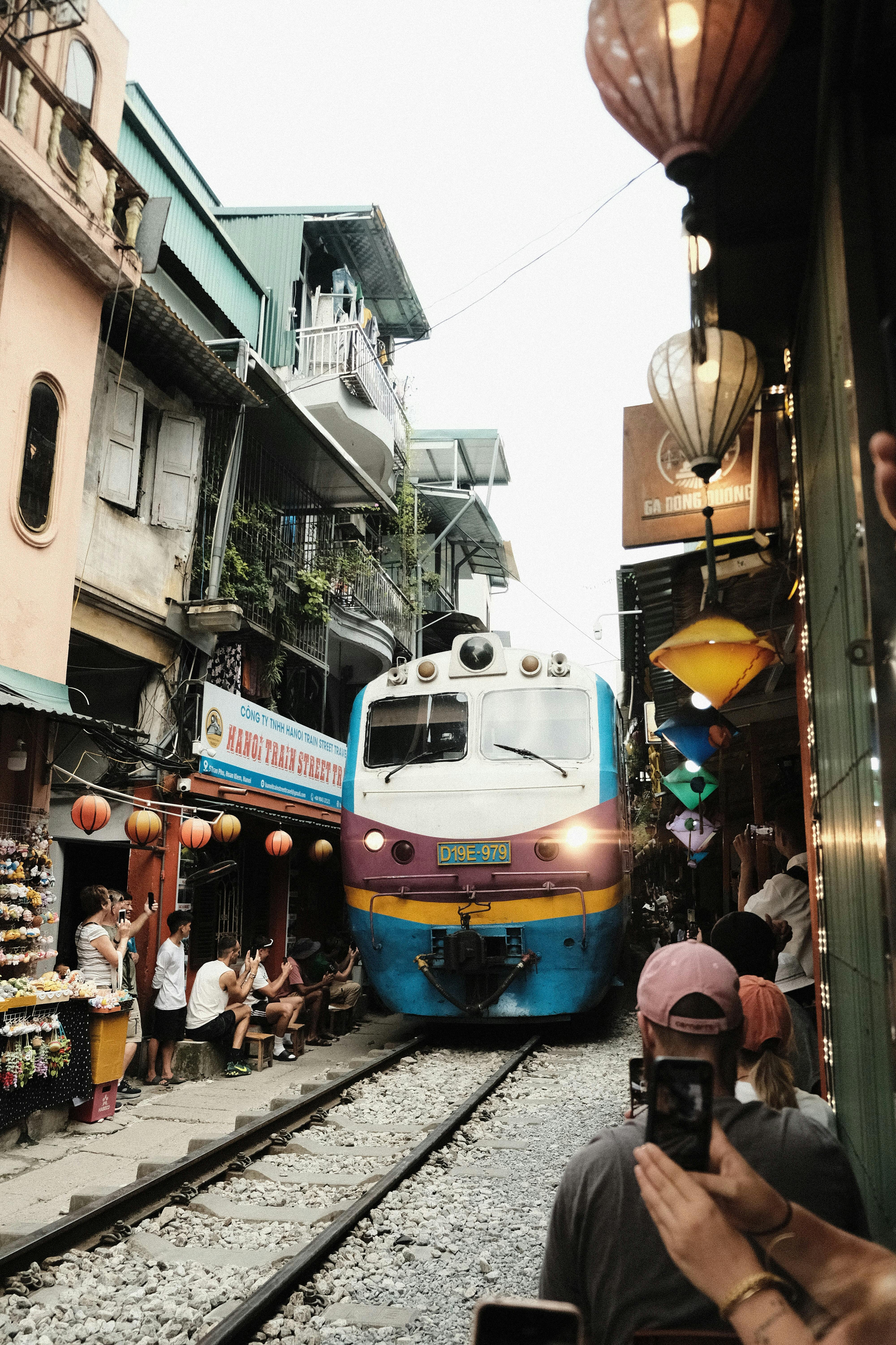 train traversant le vieux quartier de Hanoi