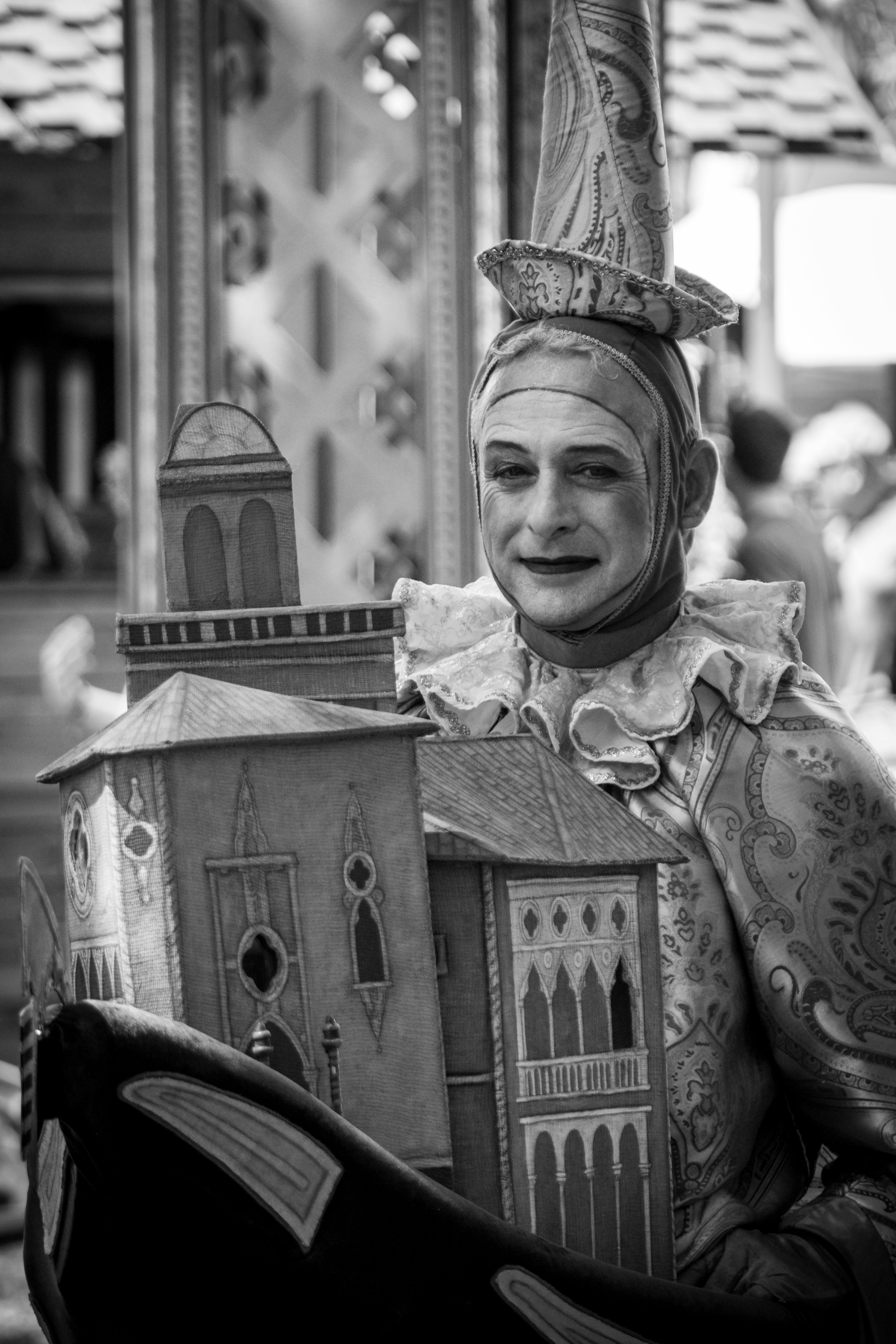 Zadarmo Vintage oblečený umelec drží model budovy počas festivalu. Fotka z fotobanky