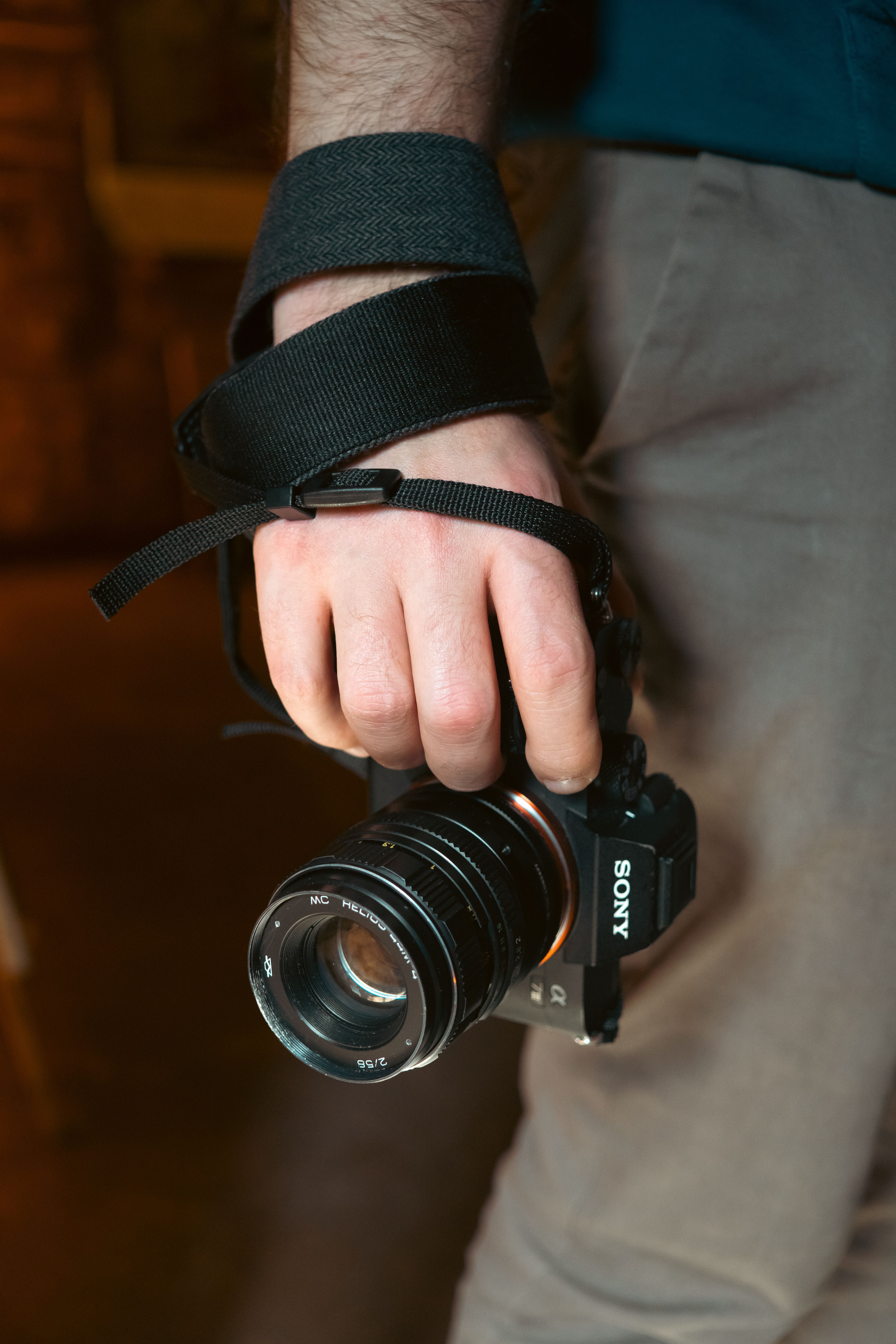 Introduction: Choosing the right camera strap is crucial for travel photographers who value comfort, hands-free op