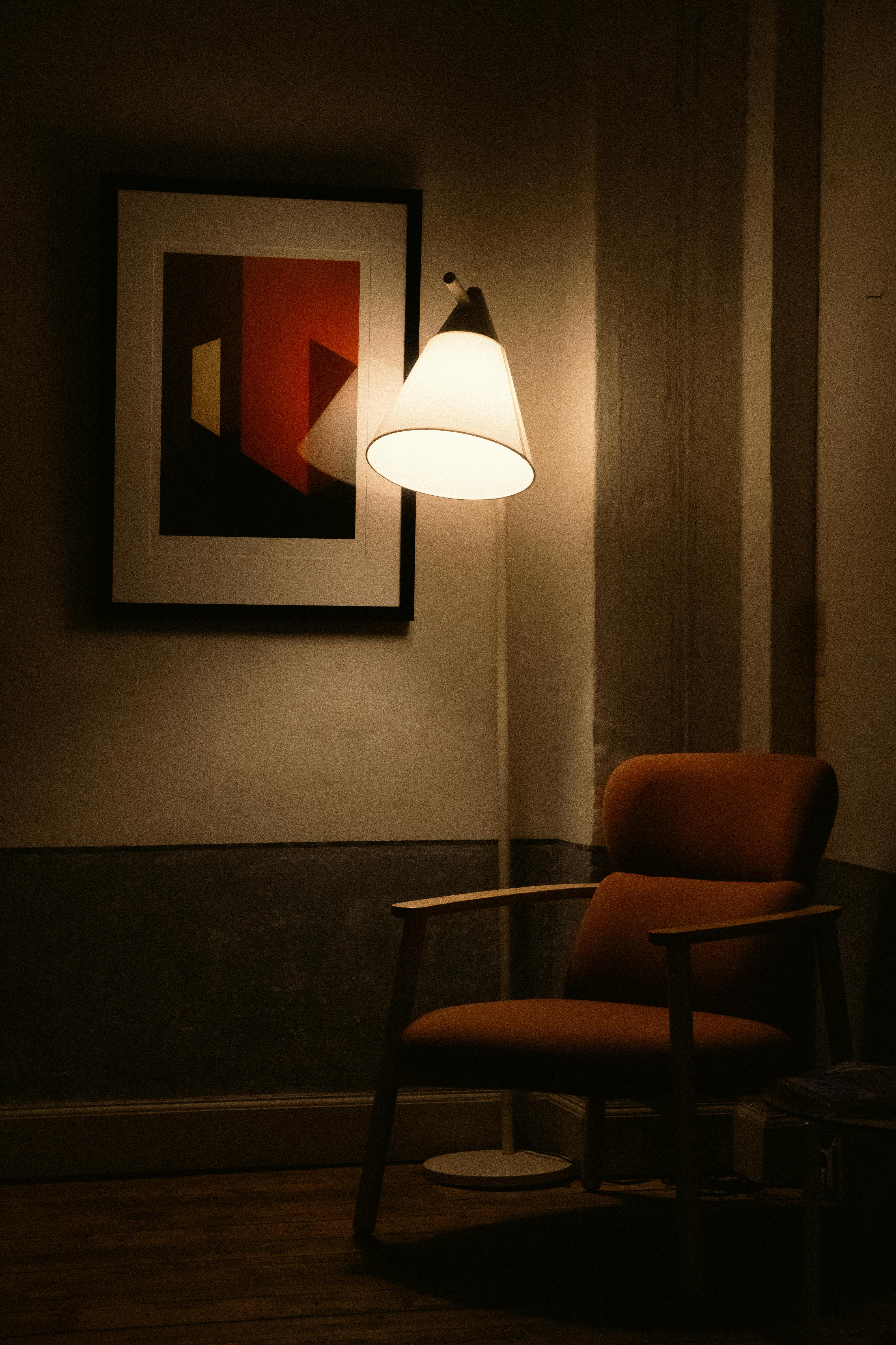 Gratuit Un colț cald și primitor, cu un fotoliu modern, lampă de podea și artă abstractă. Fotografie de stoc