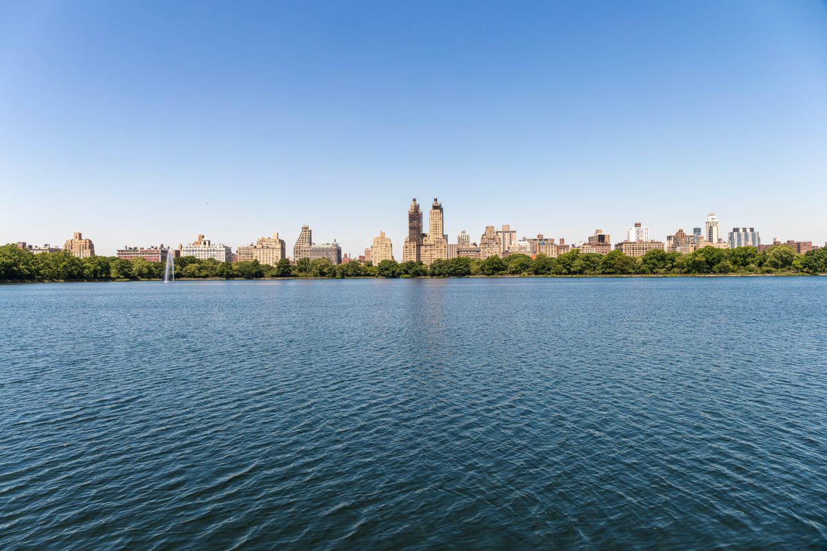 New York - skyline peste rezervorul din Central Park