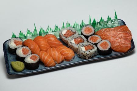 Plateau varié de nigiris, sashimis et rouleaux