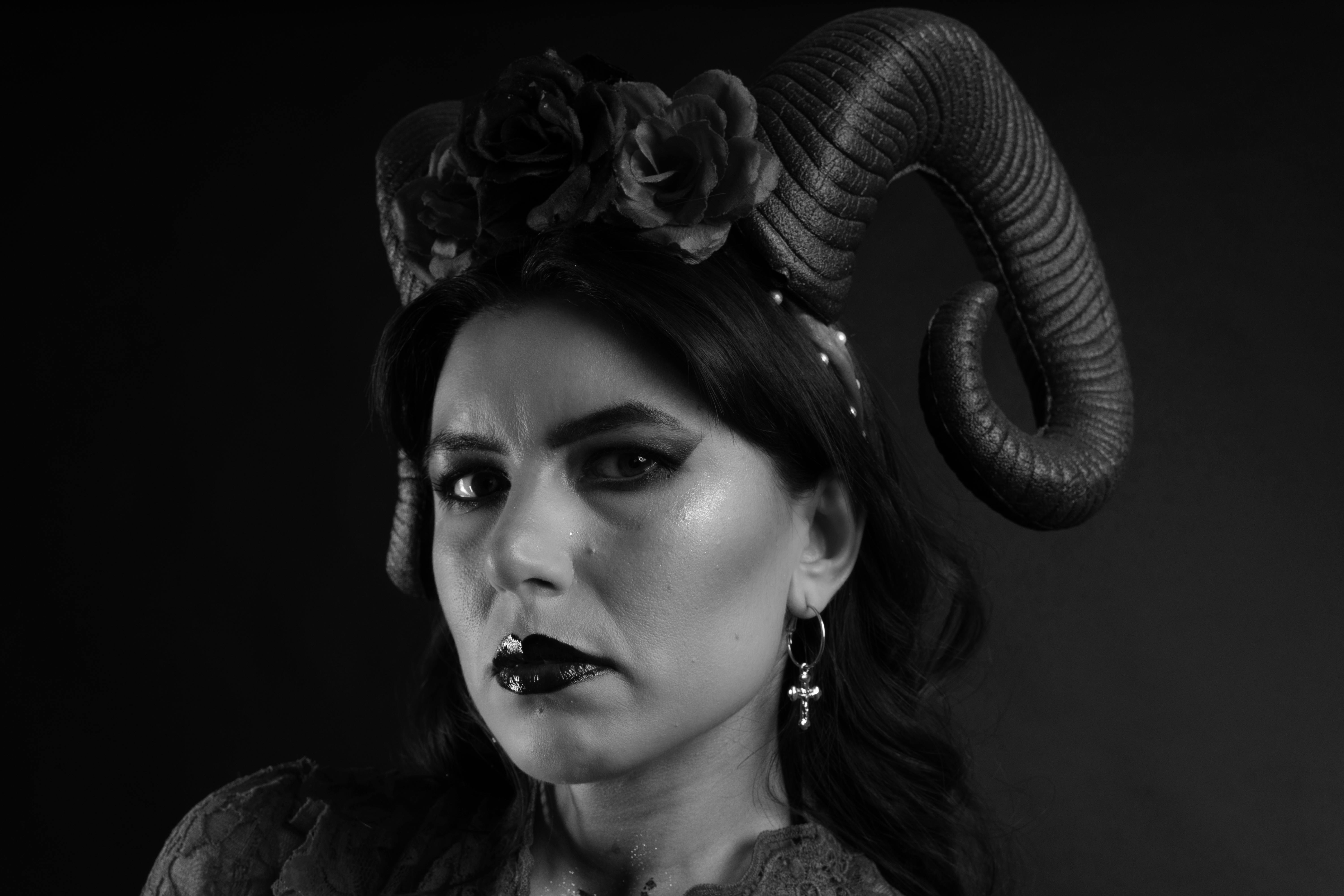 Gratuit Femme élégante avec des cornes de bélier, un bandeau floral, dans un portrait dramatique en noir et blanc. Photos