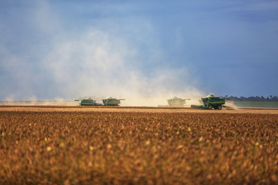 Colheitadeiras de soja em Paragominas, Brasil, representando o cenário macroeconômico agrícola.