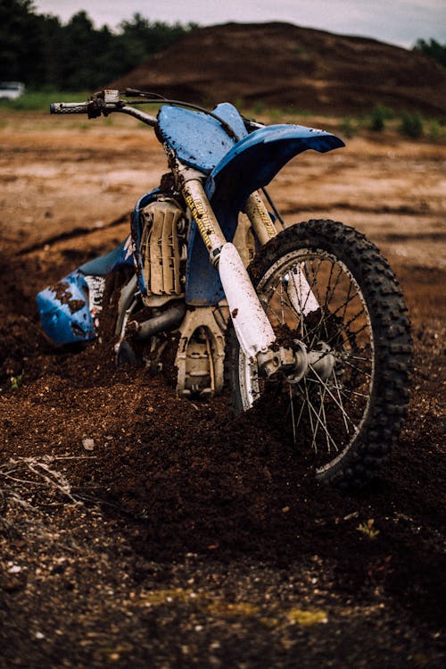 Moto De Cross Azul De Motocross En Barro