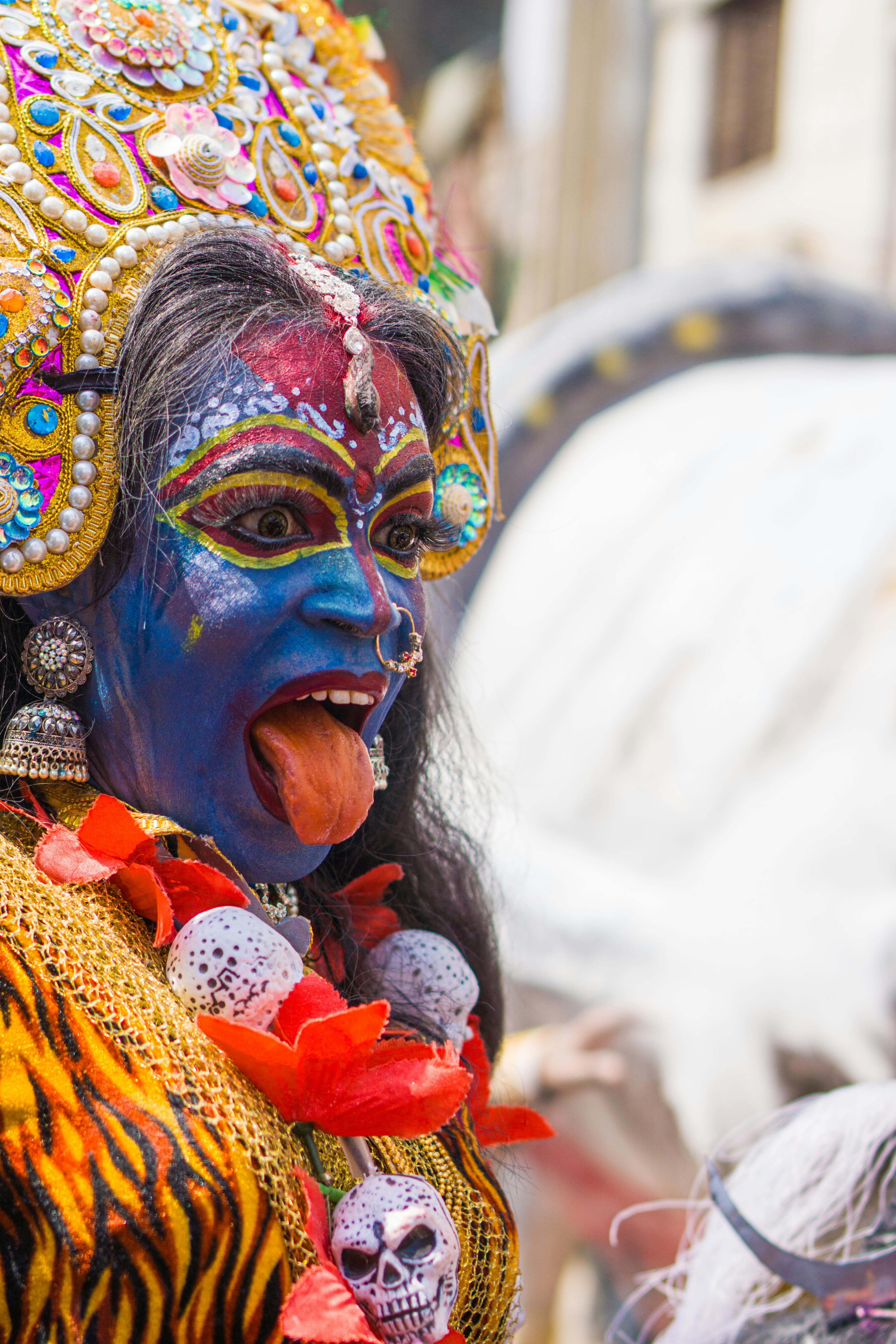 Ücretsiz Hindu festivalinde karmaşık makyaj ve kostümle Tanrıça Kali'nin renkli tasviri. Stok Fotoğraflar