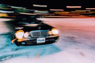 一辆梅赛德斯·奔驰在夜间被长曝光技术拍出了光线条纹