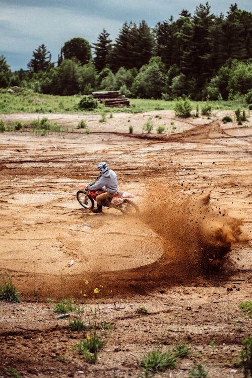 Mann, Der Motocross Dirt Bike Reitet