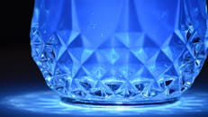 一块蓝色照明水晶玻璃展现了复杂的几何图案和反射特写