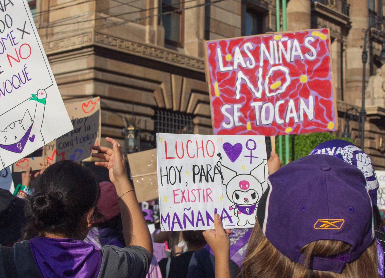Un aula moderna con estudiantes participando en una actividad sobre derechos humanos