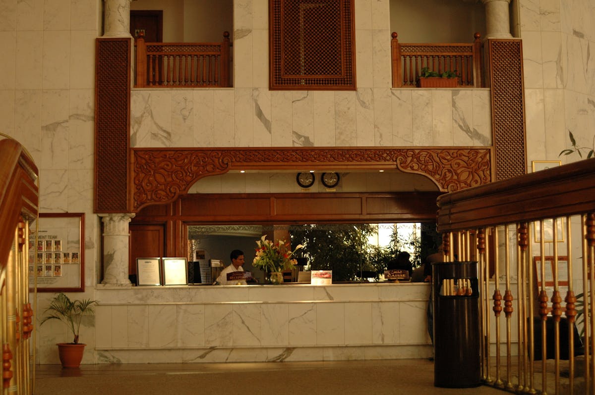 Elegancka recepcja hotelu w Tunezji z tradycyjnym wystrojem
