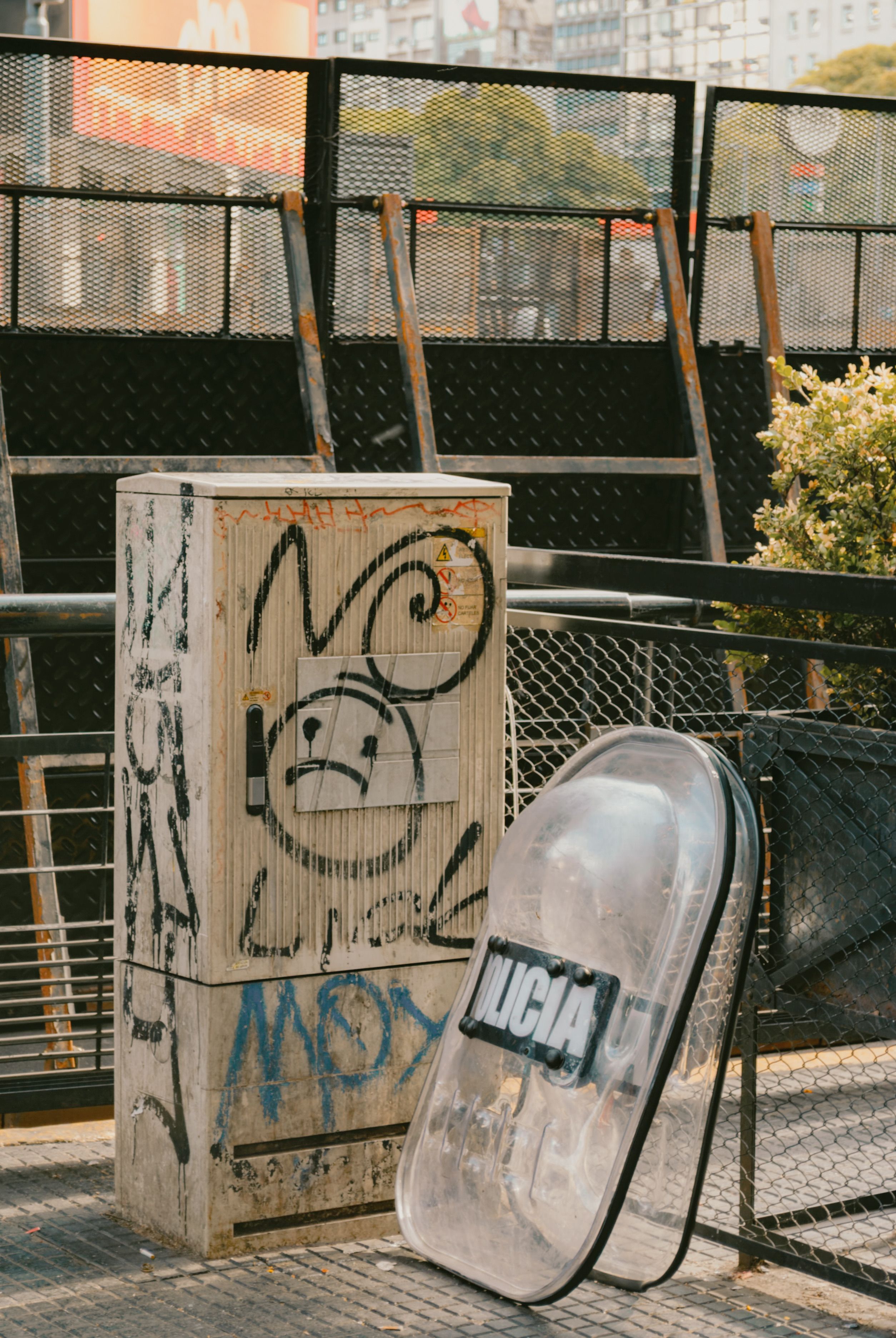 Graffiti and shield in an outdoor urban setting in Buenos Aires.