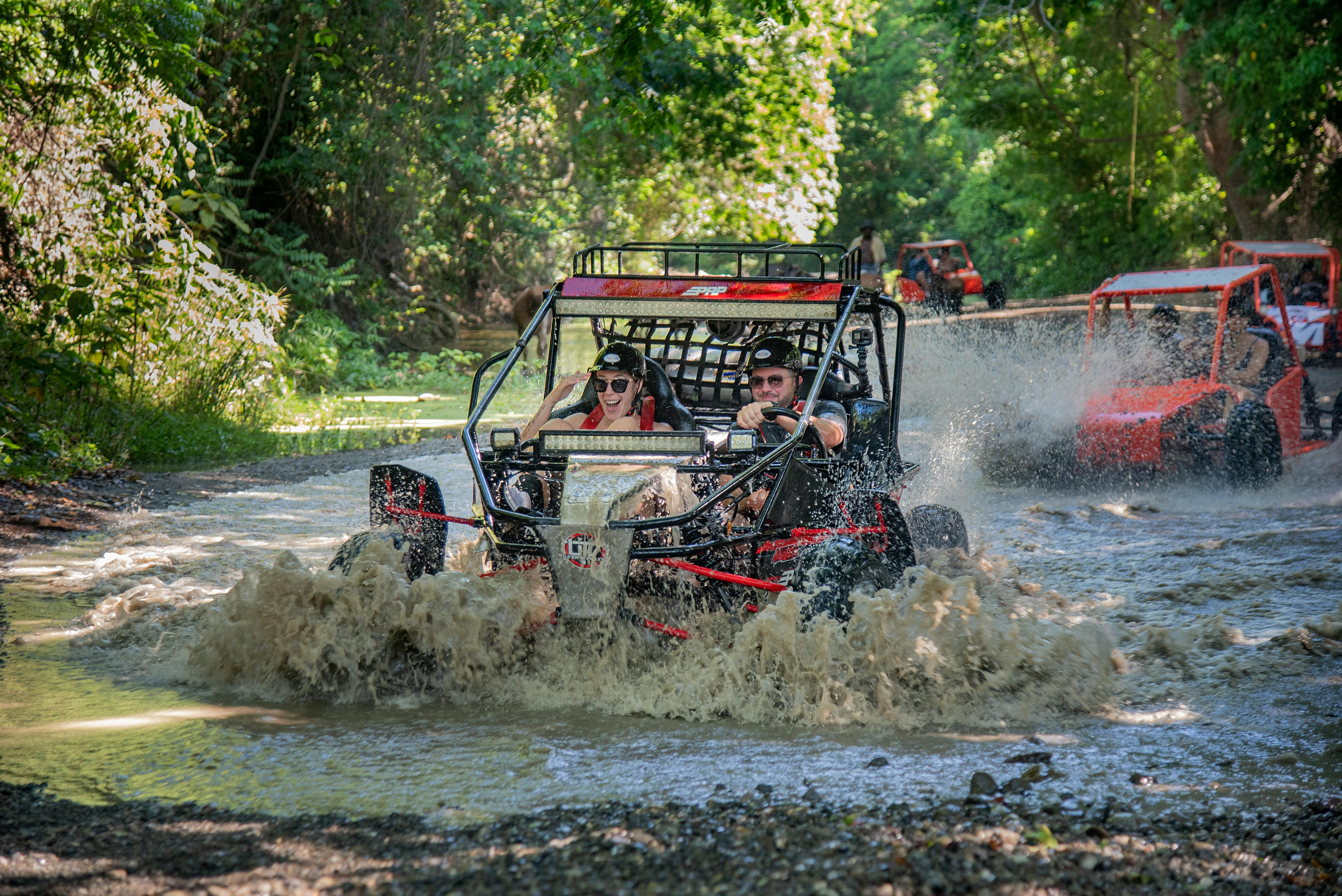 Fantasy RV Tours Featured on Discovery Channel TV Series — Photo by Joel de la cruz on Pexels