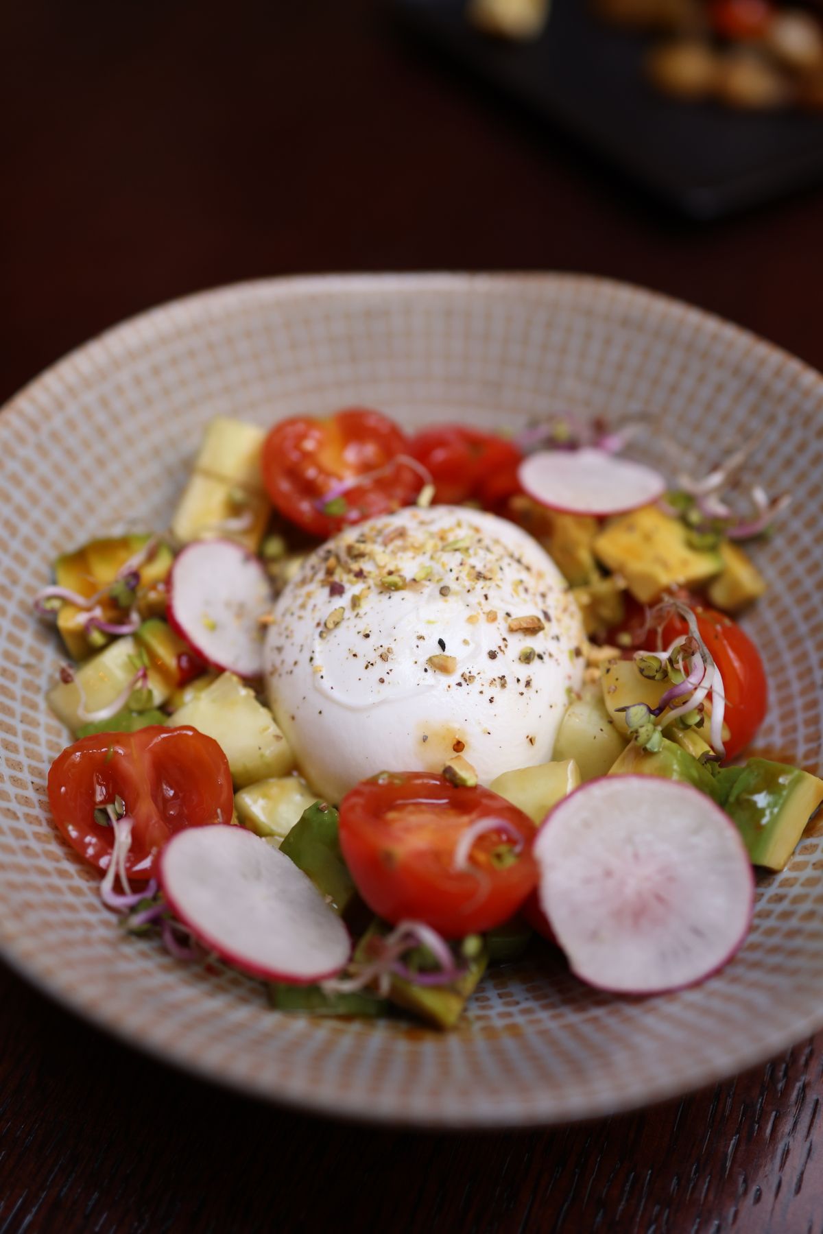 Ensalada de burrata con tomate de temporada