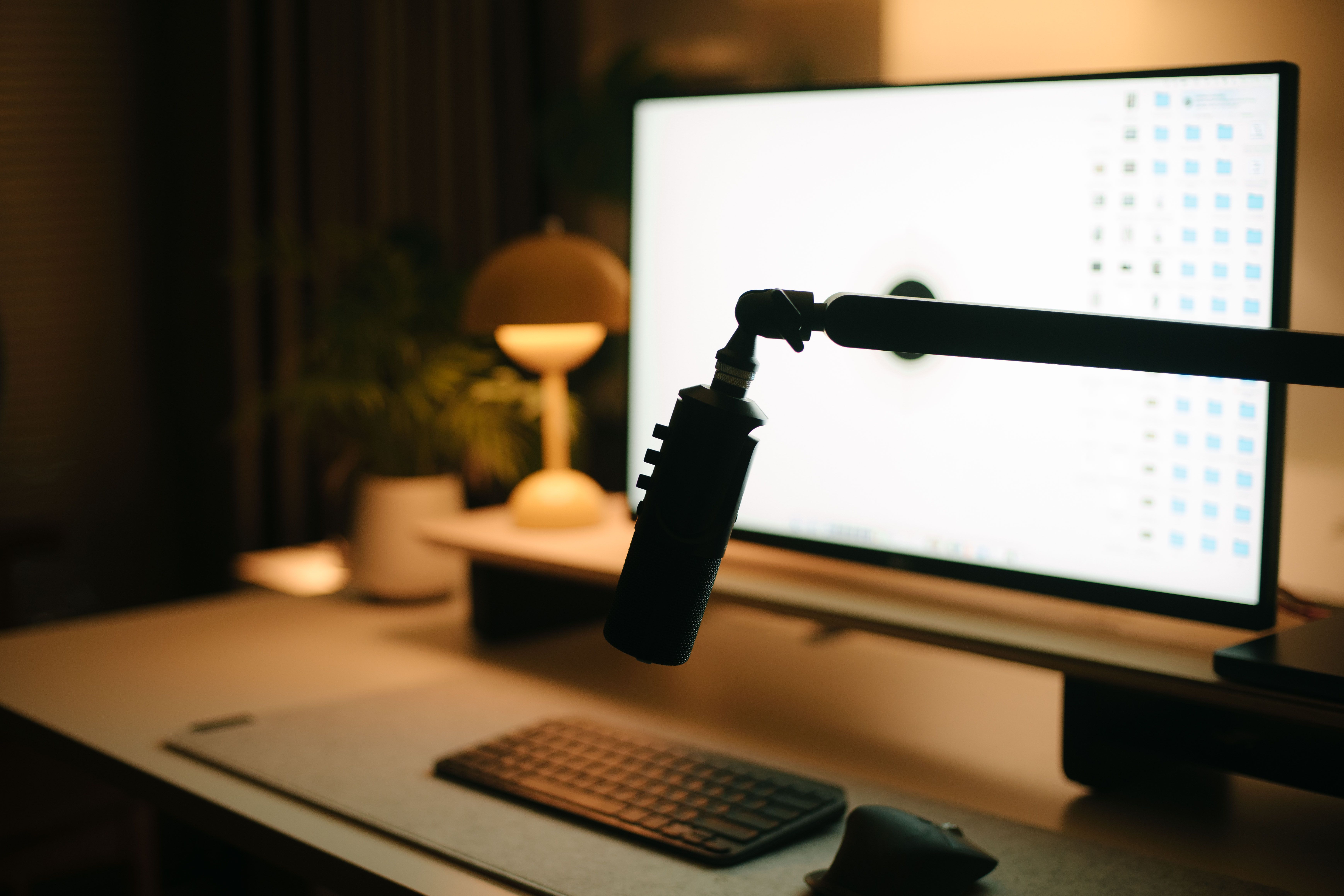 Best Desk Microphones 2026: USB, Condenser & Podcast