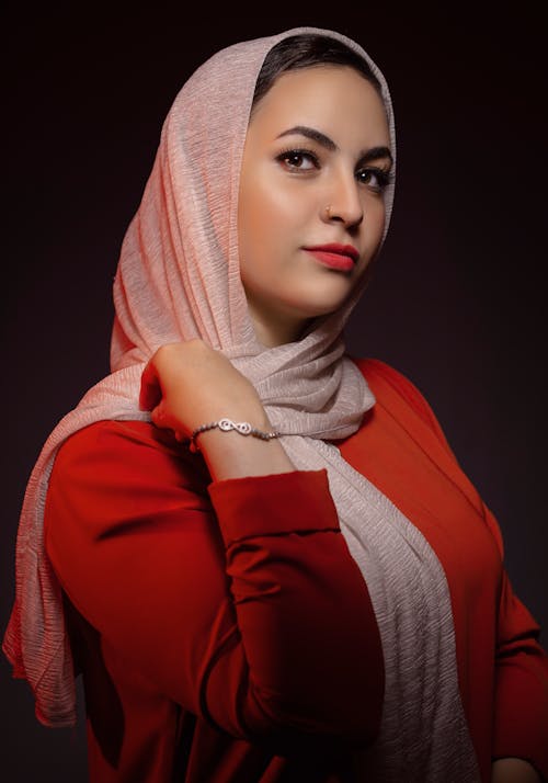Frau, Die Rosa Hijab Trägt
