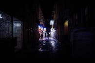 布尔迪拜小巷的夜色变幻莫测，映衬着灯火通明的商店与剪影