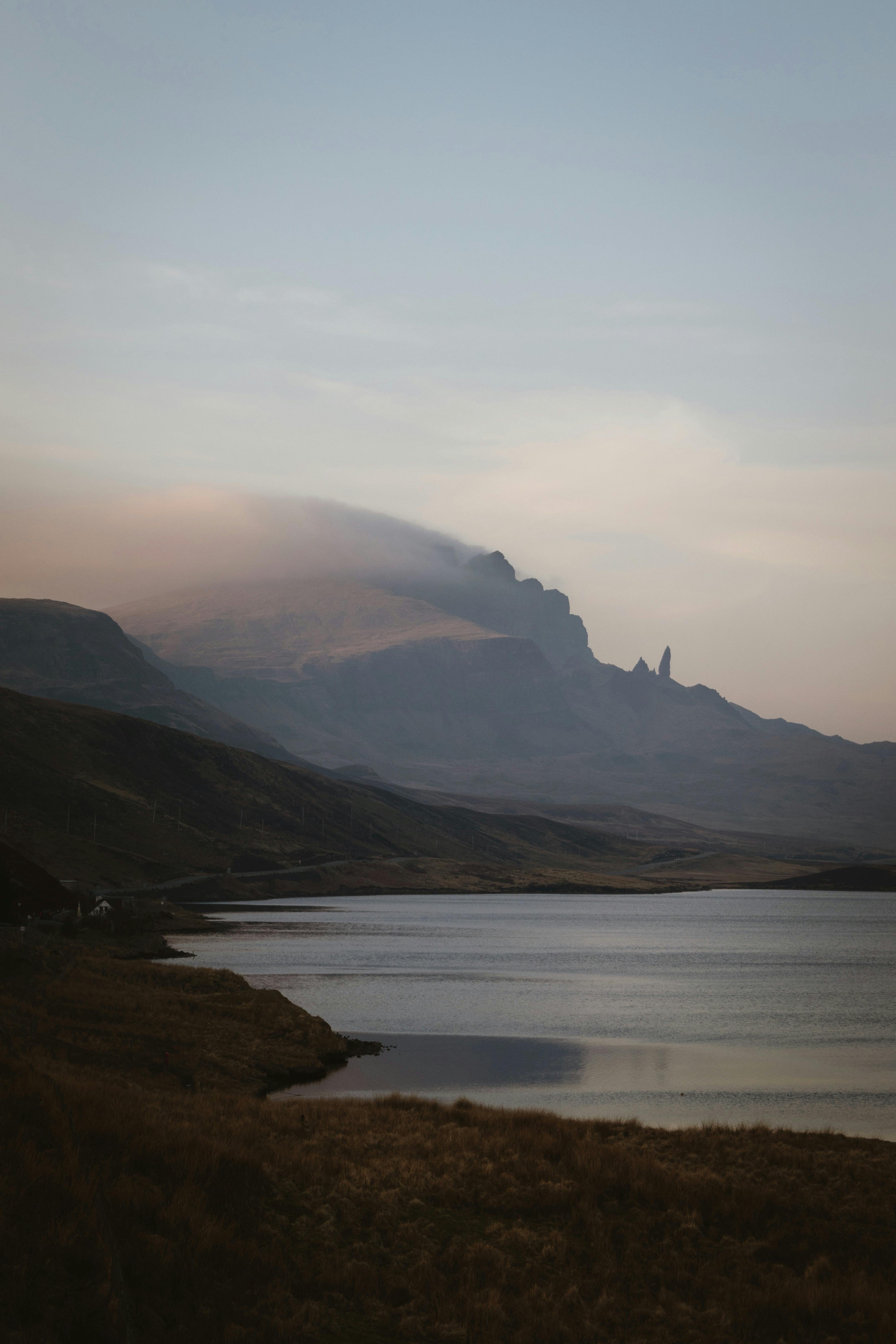 Photographe retouchant des photos sur smartphone en voyage