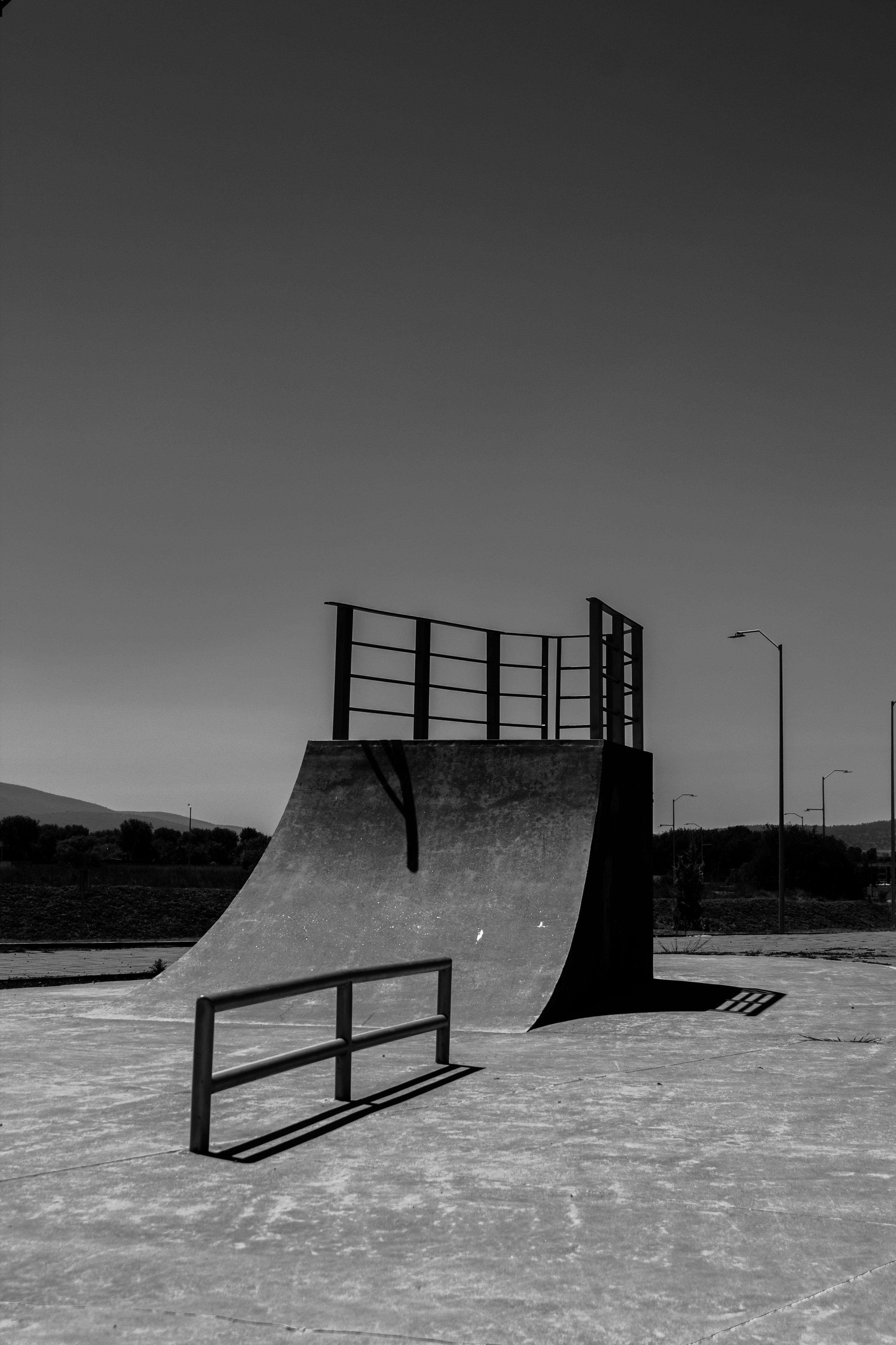 bezplatná Monochromatická skate rampa ve venkovním parku v Ciudad Modelo, Puebla. Základová fotografie