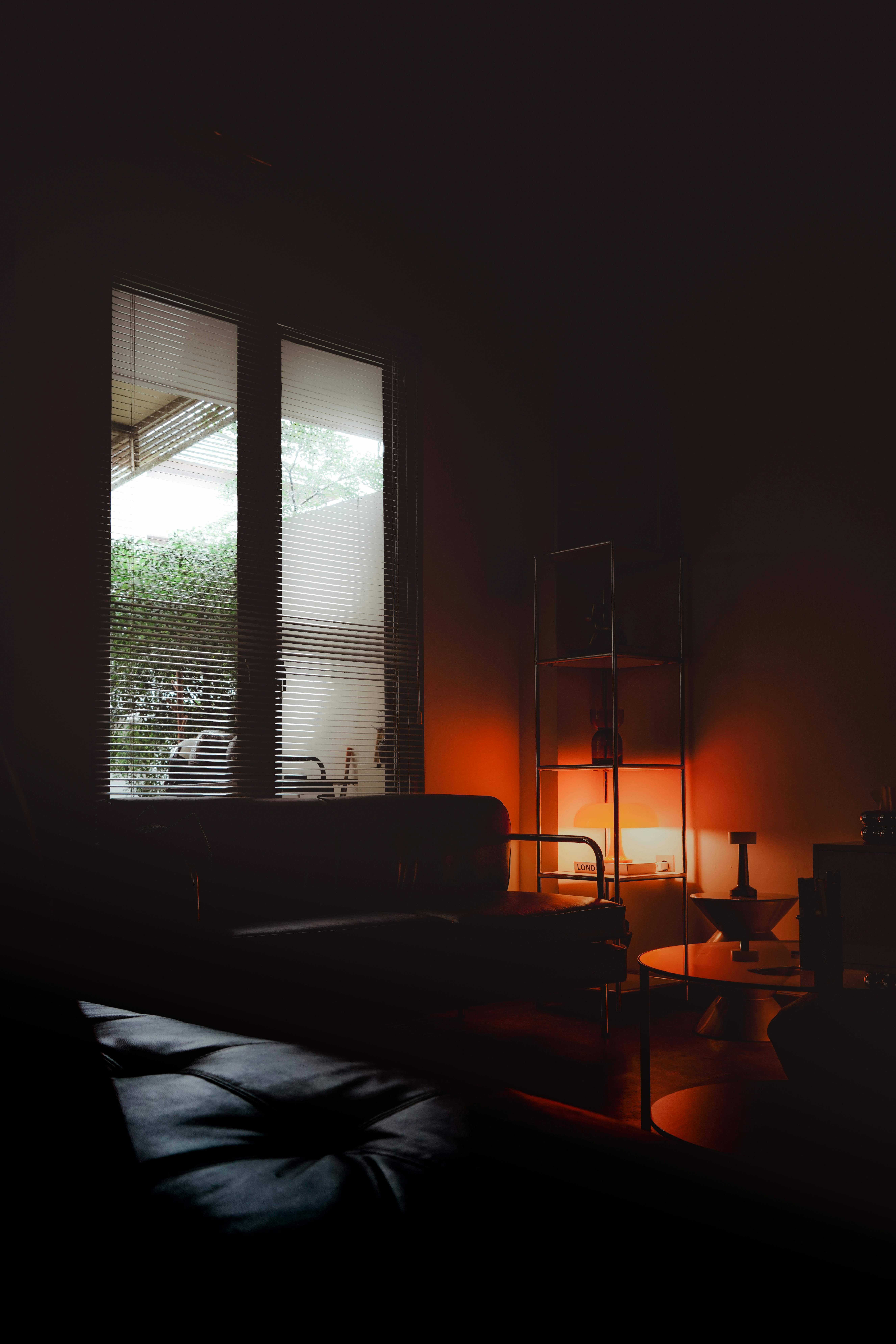 Gratis Sudut Nyaman Dengan Pencahayaan Oranye Dan Merah Yang Hangat Foto Stok