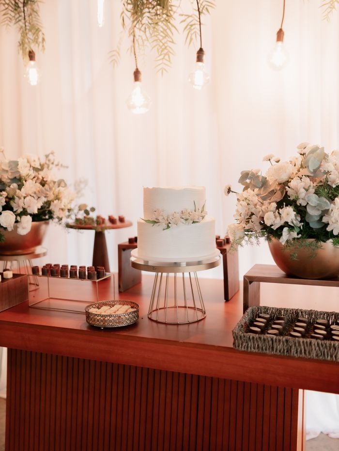 Wedding cake table with floral décor