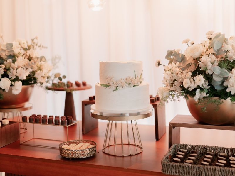 Wedding cake table with floral décor