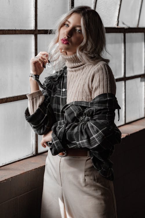 Foto De Mujer De Pie Junto A La Ventana