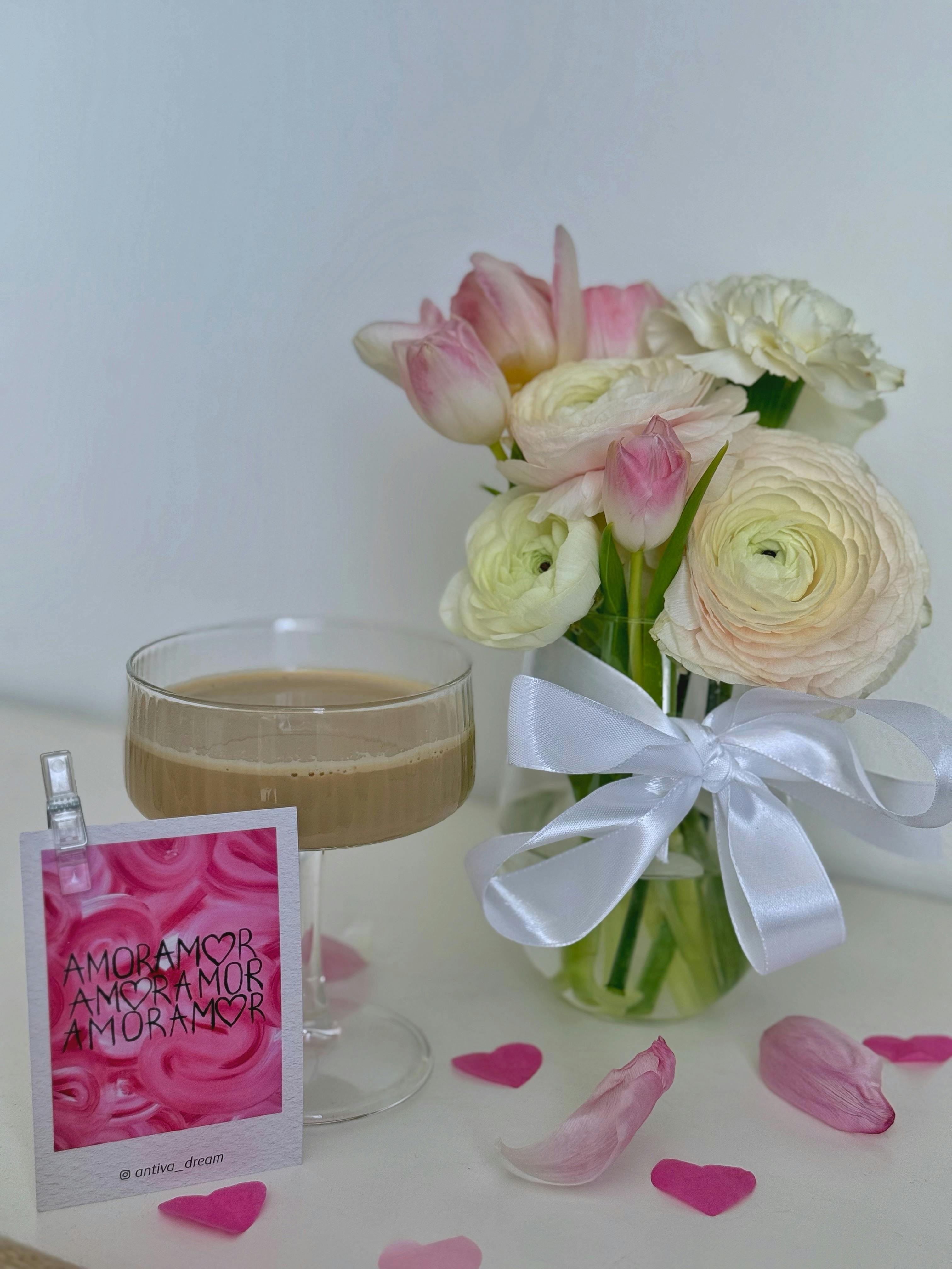 Elegant bouquet with a romantic card and a cocktail, perfect for celebrations.