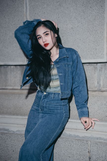 Chaqueta vaquera corta y vaqueros de tiro alto, hoy otra vez total denim 💙 estoy obsesionada con estos tonos
#inspiracionmoda #blue #denim #jacket