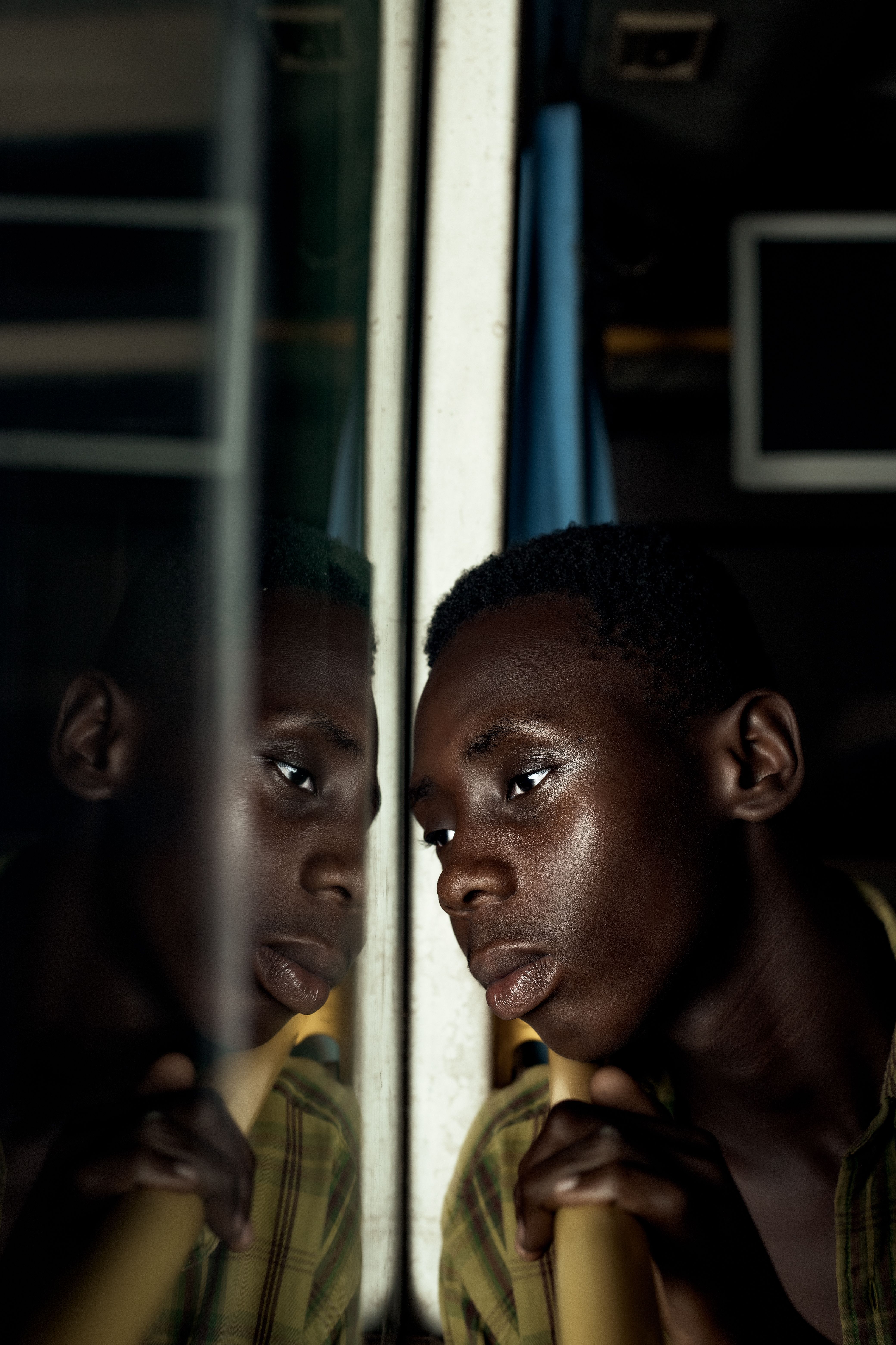 Retrato Reflexivo De Un Joven En El Transporte Público De Ghana · Foto ...