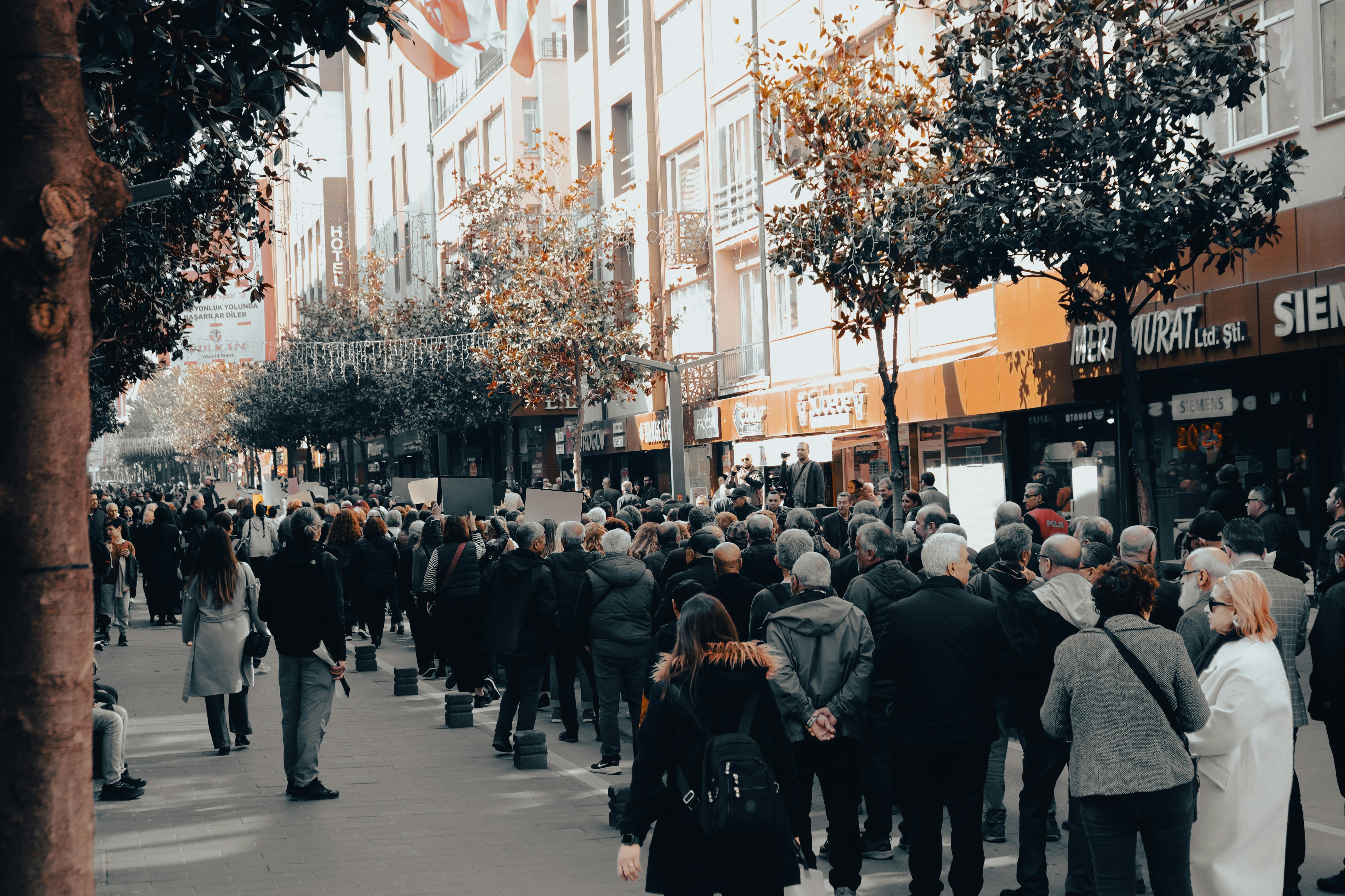 Primarul Cristian Gentea, în discuție deschisă cu locuitorii din cartierul Banatului – Exercițiu local