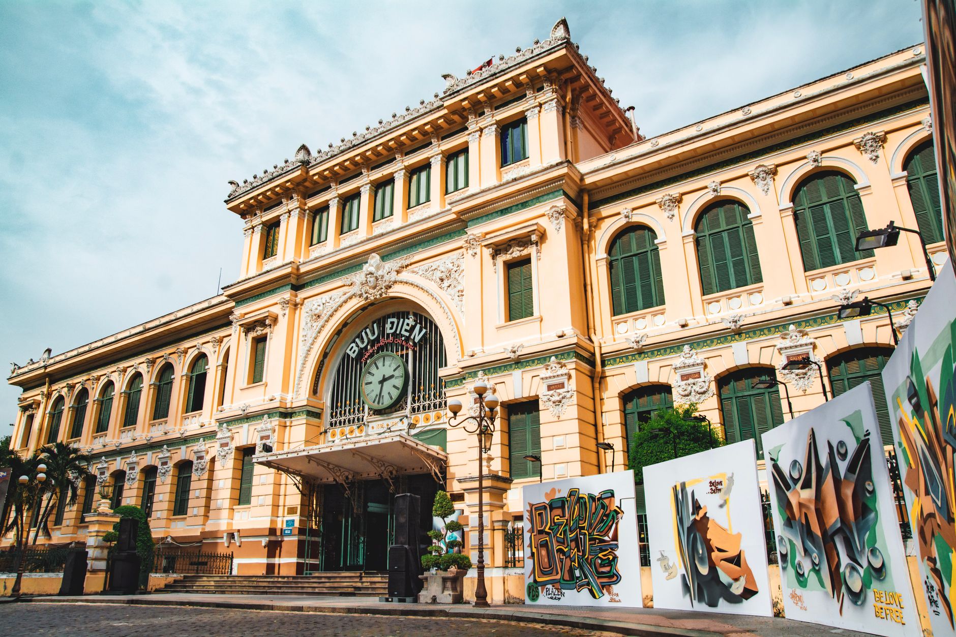 Vietnam Ho Chi Minh City에 위치한 상징적인 Saigon Central Post Office의 멋진 외관.