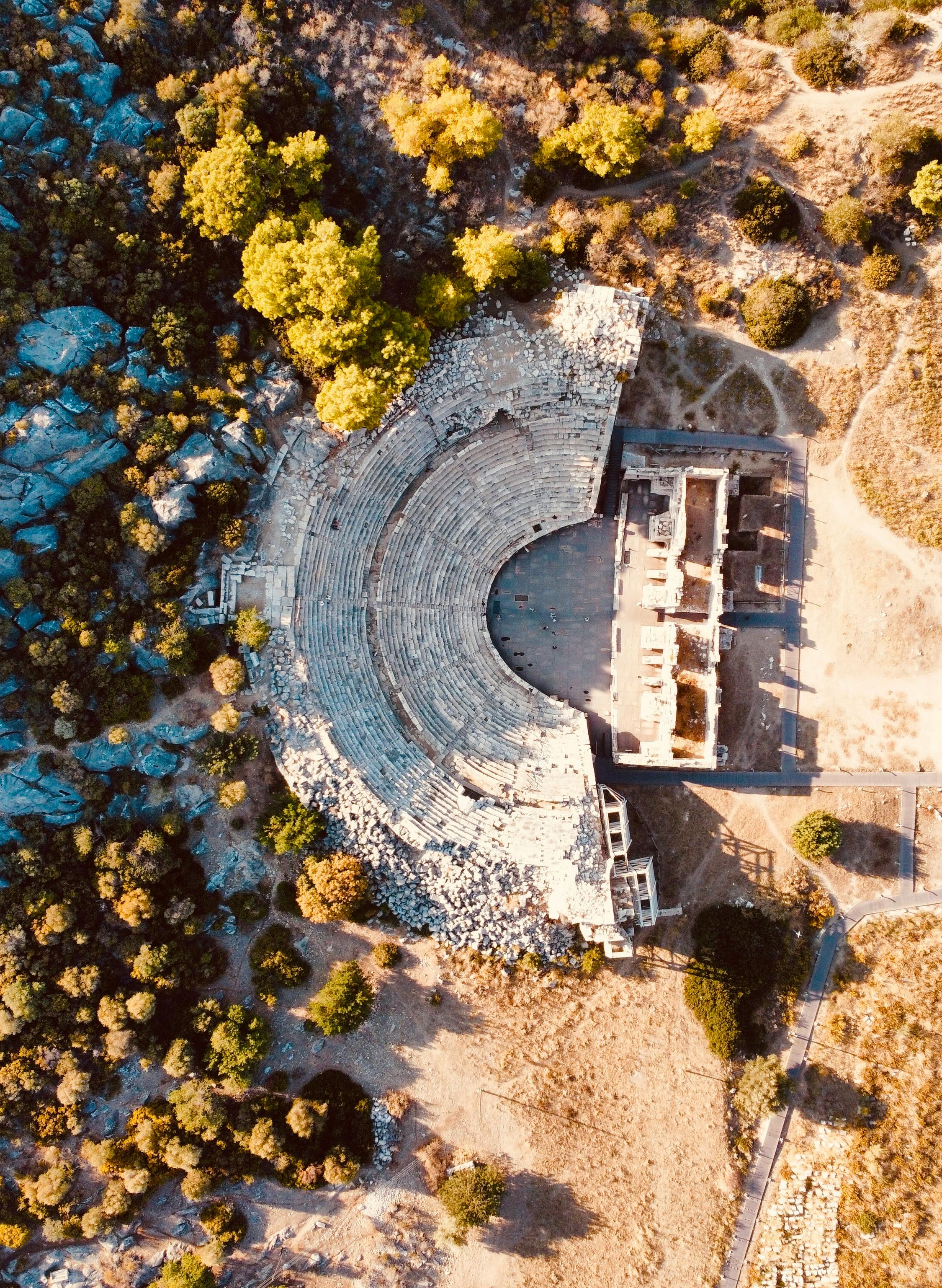 Kostenlos Erkunden Sie die atemberaubende Luftaufnahme des antiken Patara-Amphitheaters in Antalya, Türkei, das seine archäologische Schönheit zur Schau stellt. Stock-Foto