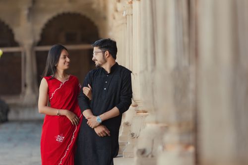Free Happy couple in traditional Indian attire sharing a moment outdoors. Stock Photo