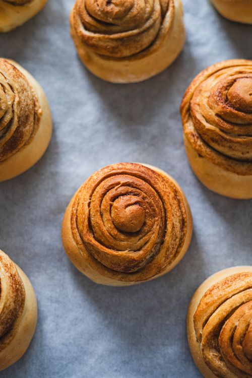 Free Deliciously warm cinnamon rolls straight from the oven, perfect for breakfast delight. Stock Photo