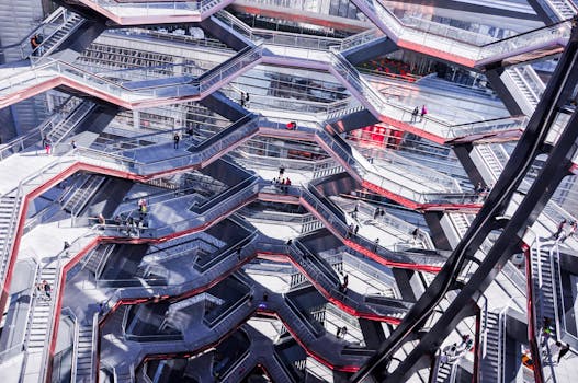 鸟瞰图中，人们在现代几何建筑的楼梯上行走